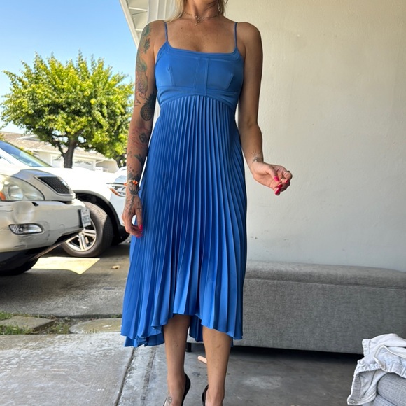 Elegant Blue Pleated Dress - Picture 4 of 5